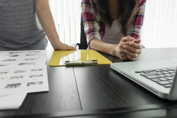 image male hand pointing business document discussion meeting E&M: Desarrollo Corporativo