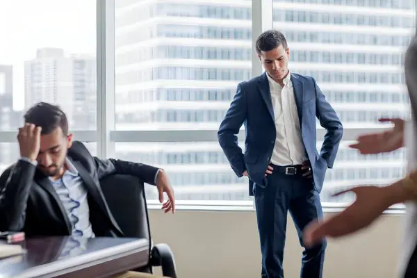 man-suit-tie-is-standing-front-window riesgo-reputacional