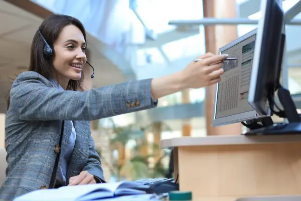 Woman customer support operator with headset and smiling. woman customer support operator with headset smiling E&M: Desarrollo Corporativo